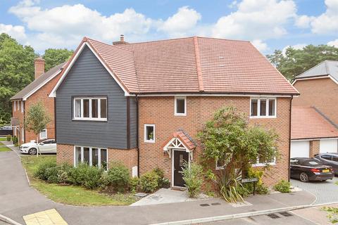 4 bedroom detached house for sale, Berry Close, Copthorne RH10
