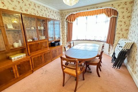 5 bedroom detached house to rent, Leigh Avenue, Ilford IG4