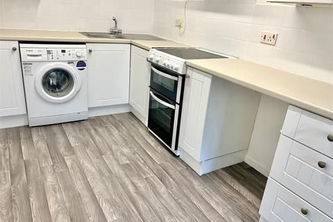 2 bedroom flat to rent, Parkfields, Chippenham
