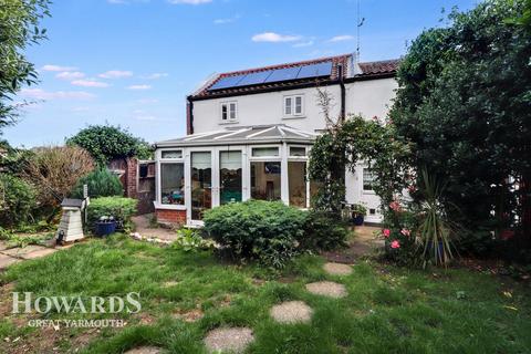 3 bedroom cottage for sale, Crossways, Ormesby