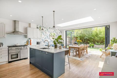37 Freshford Street, London, SW18 3TG
