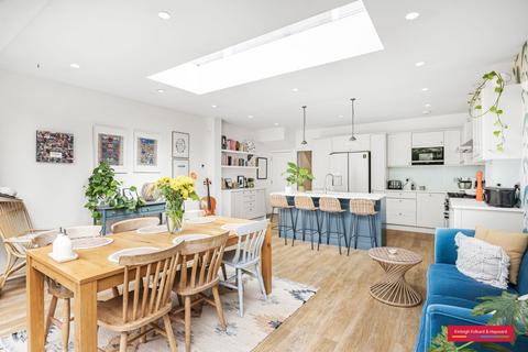 37 Freshford Street, London, SW18 3TG