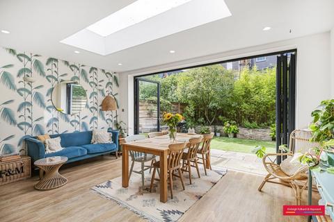 37 Freshford Street, London, SW18 3TG