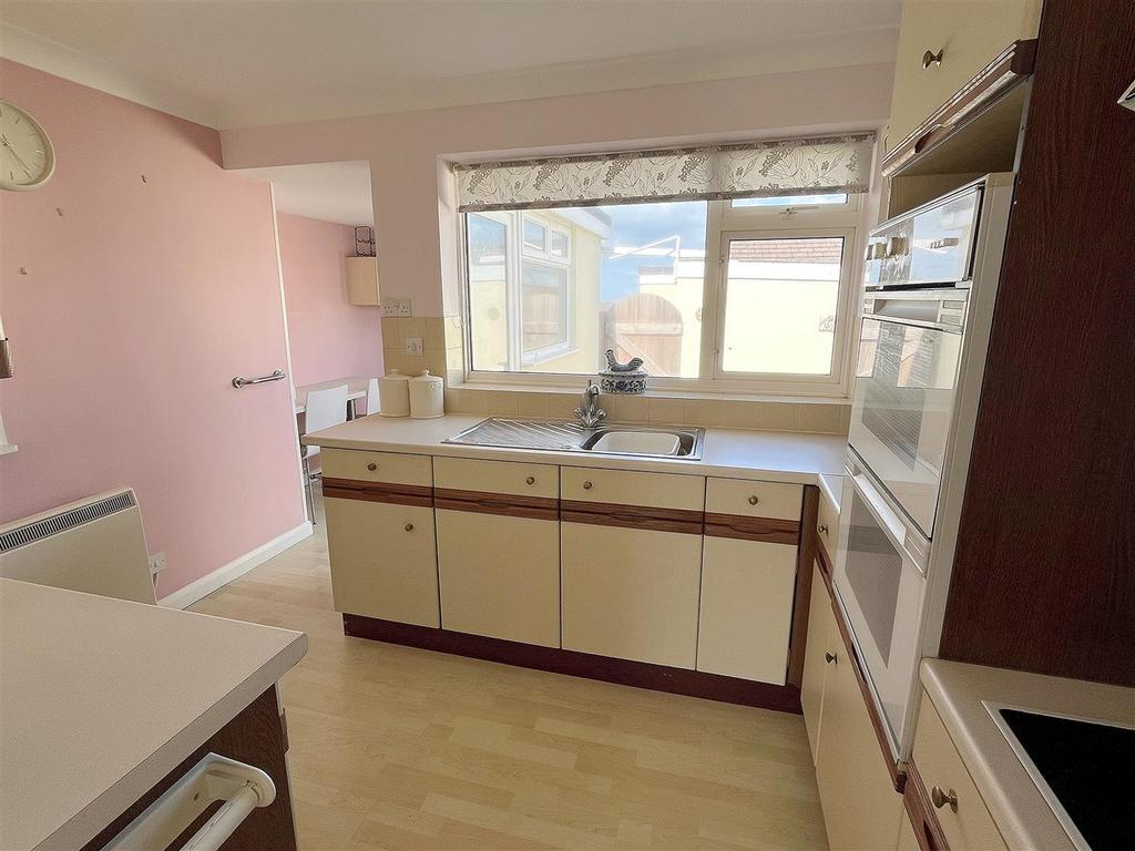 Kitchen 2.jpg