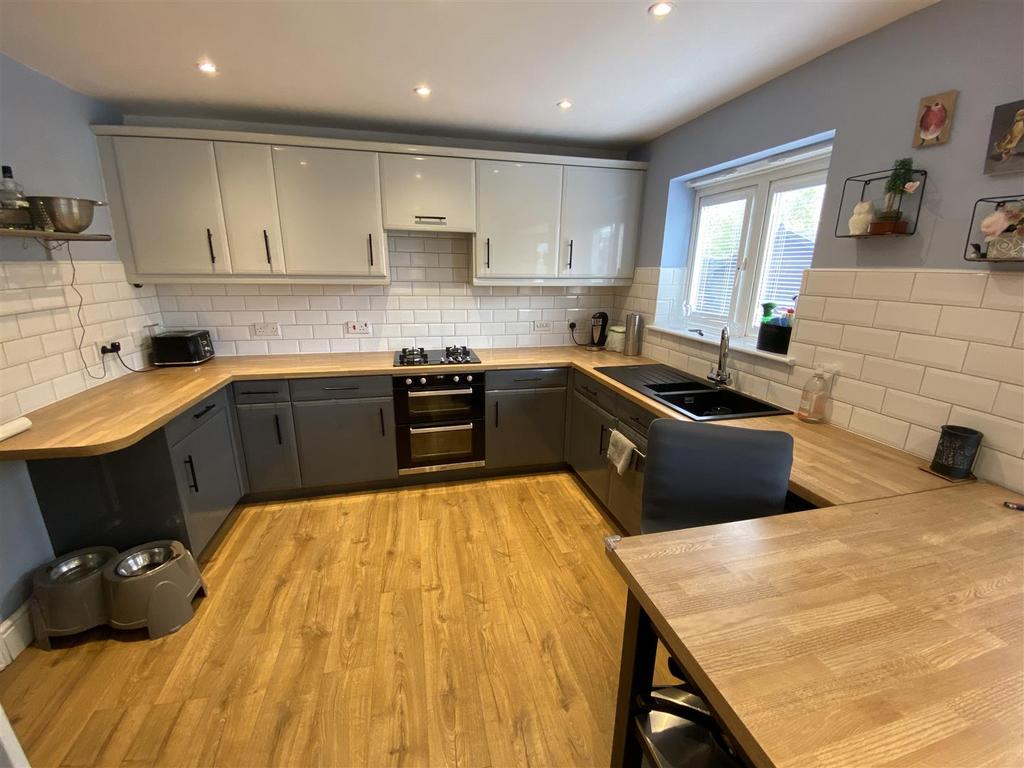Kitchen / Breakfast Area
