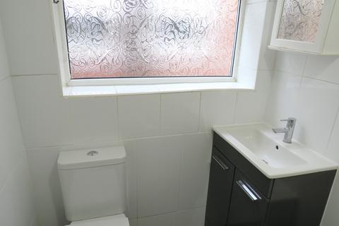 2 bedroom flat to rent, Dockwell Close, Feltham TW14