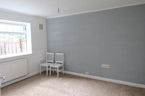 2 bedroom flat to rent, Dockwell Close, Feltham TW14