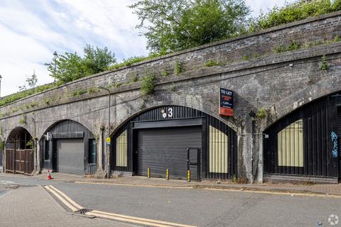 Distribution warehouse to rent, Shaws Passage Birmingham B5 5JG