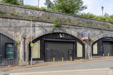 Distribution warehouse to rent, Shaws Passage Birmingham B5 5JG