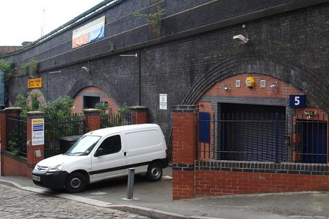 Distribution warehouse to rent, Millow St Manchester M4 4DR