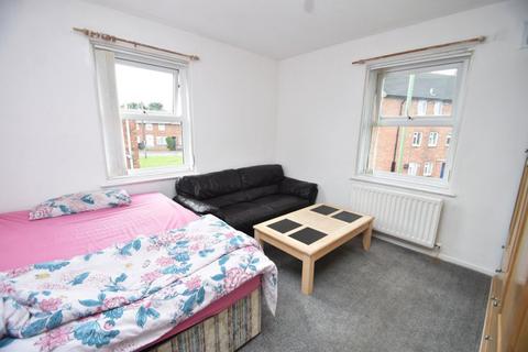 2 bedroom flat to rent, Gort Place - DH1