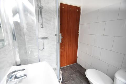 2 bedroom flat to rent, Gort Place - DH1
