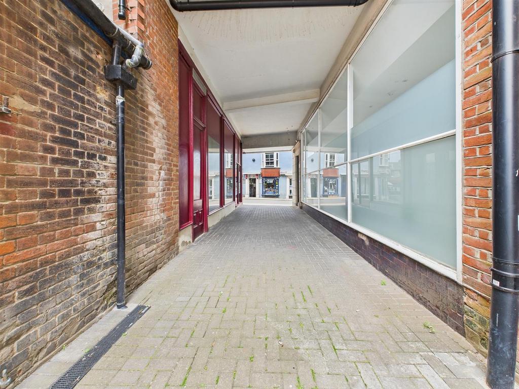 CAM04116 G0-PR0212-STILL028.jpg