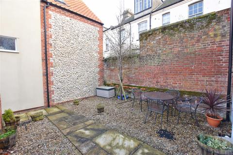 2 bedroom end of terrace house for sale, Church Street, Cromer