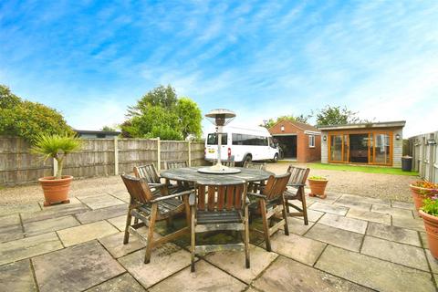 4 bedroom detached house for sale, Main Road, Bilton HU11