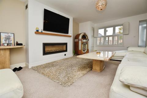 4 bedroom detached house for sale, Main Road, Bilton HU11