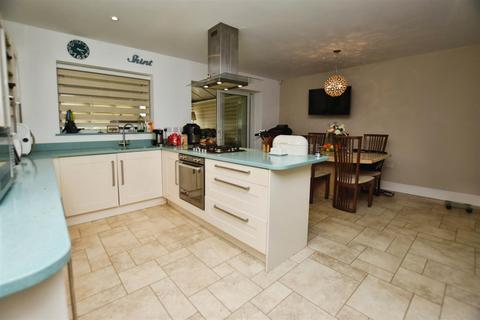 4 bedroom detached house for sale, Main Road, Bilton HU11