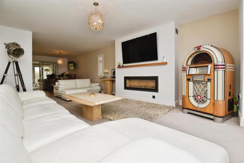4 bedroom detached house for sale, Main Road, Bilton HU11