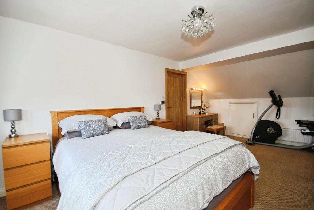 BEDROOM 1 02.jpg