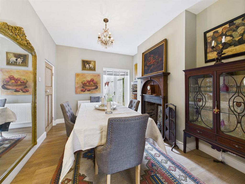 Dining room: