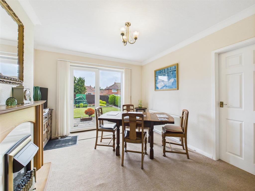 Dining room:
