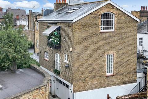 undefined, Bridge Road, East Molesey, KT8