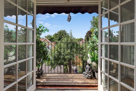undefined, Bridge Road, East Molesey, KT8