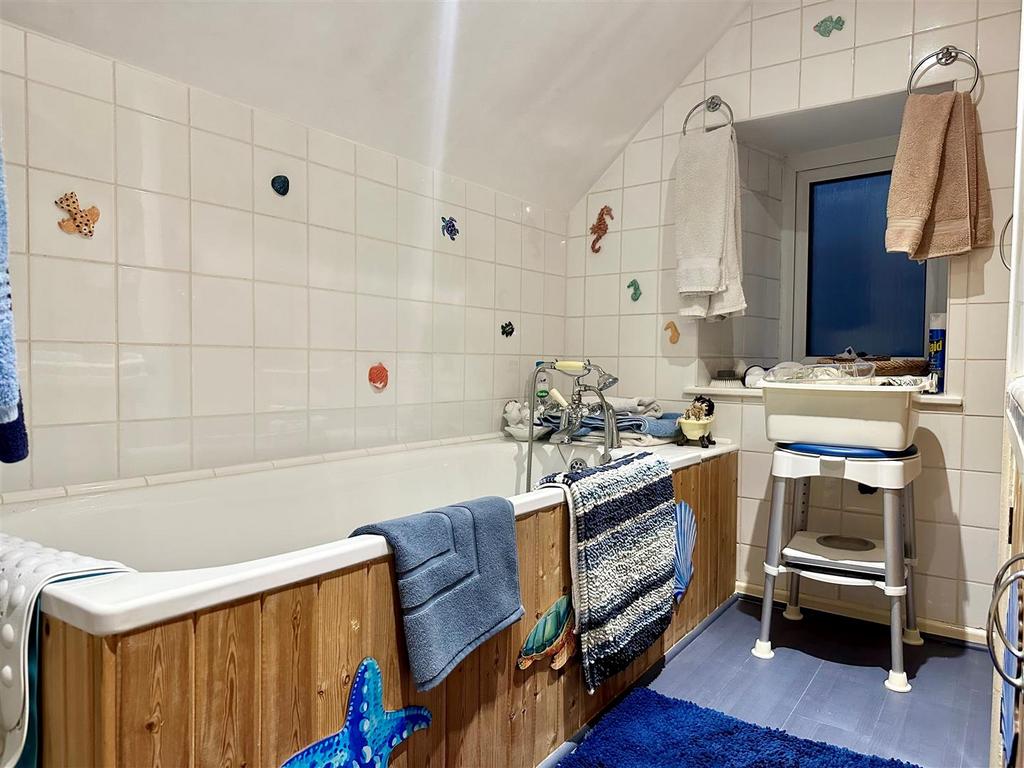 Bathroom 1.jpg