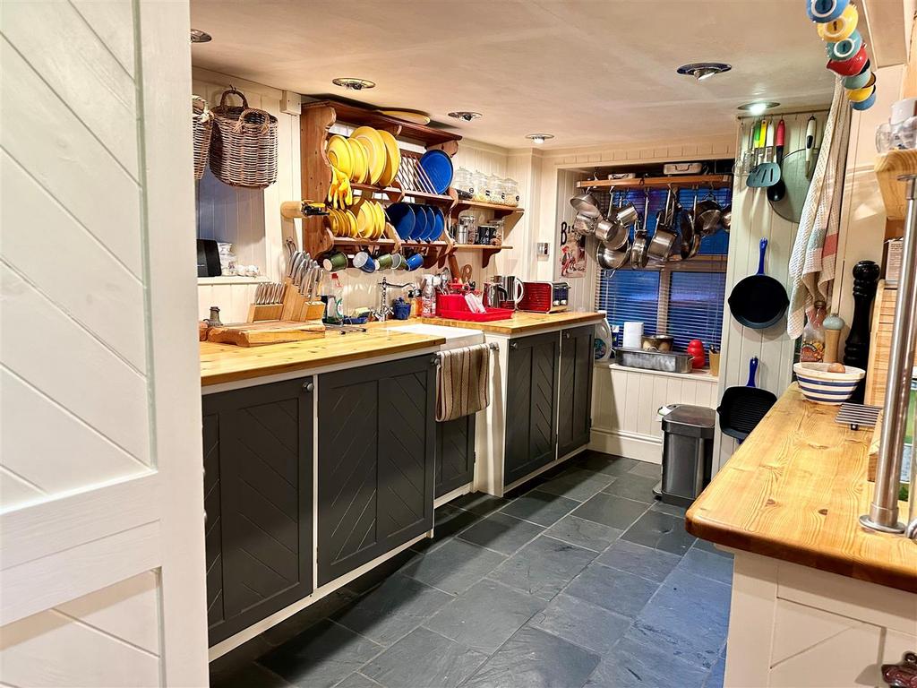 Kitchen 1.1.jpg