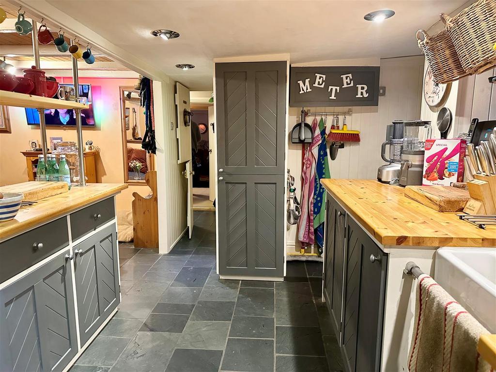 Kitchen 1.jpg
