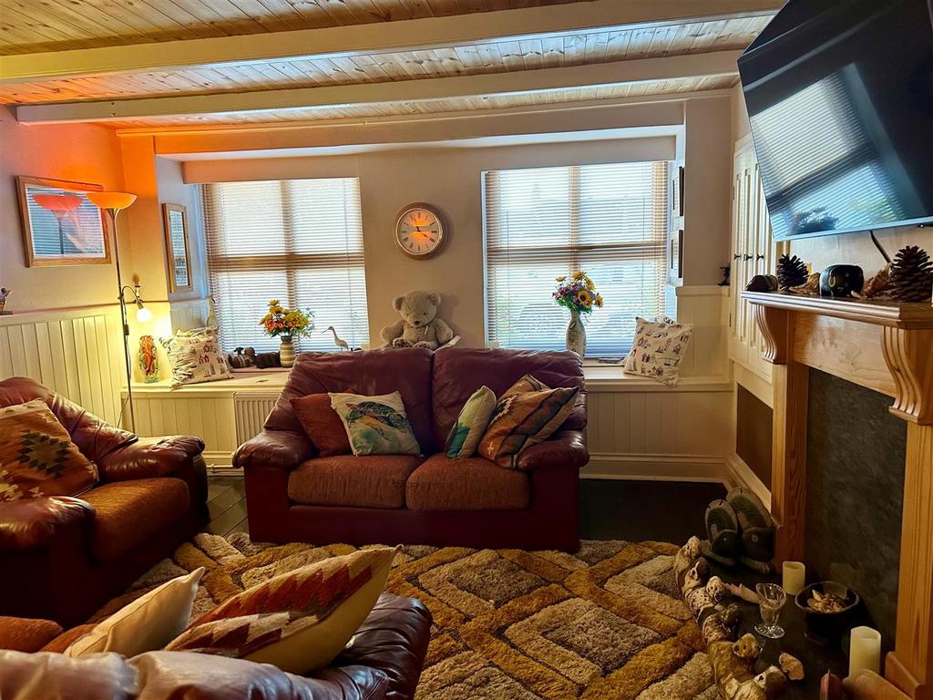 Living Room 1.jpg