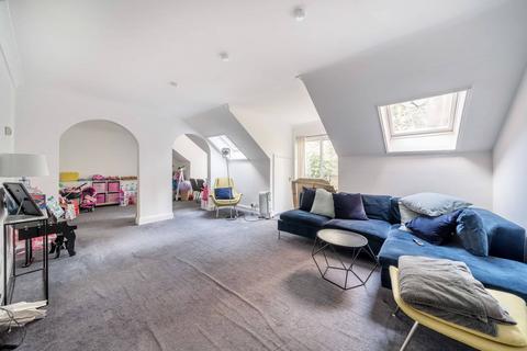 3 bedroom flat for sale, Heathbourne Road, Bushey, WD23