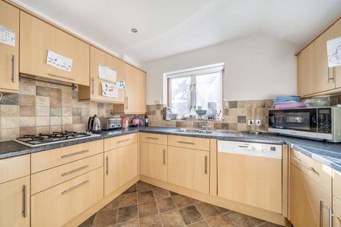 3 bedroom flat for sale, Heathbourne Road, Bushey, WD23