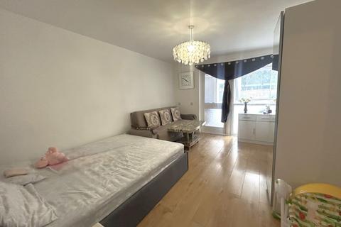 1 bedroom ground floor flat for sale, Gainsborough Road, Hayes, UB4 8NZ
