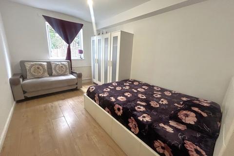1 bedroom ground floor flat for sale, Gainsborough Road, Hayes, UB4 8NZ