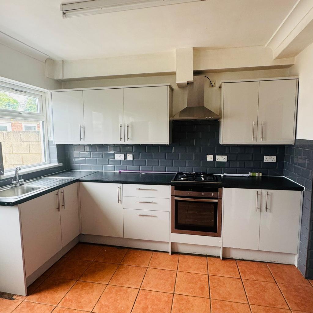 4 bed 2 bath to rent in Southall