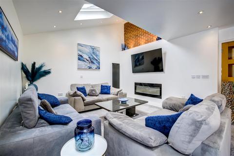 2 Alwin Grove, Dinnington, Newcastle Upon Tyne, NE13 7FF