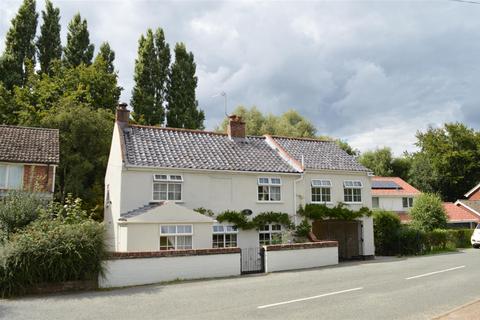 4 bedroom detached house for sale, Beccles Road, Norwich NR14