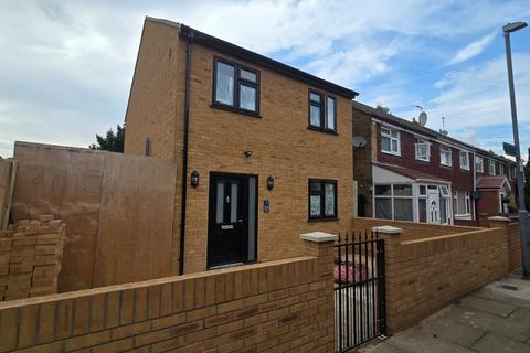 2 bedroom end of terrace house to rent, Bysouth Close, IG5