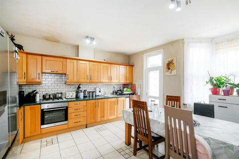 3 bedroom terraced house for sale, Grove Park Avenue, Chingford