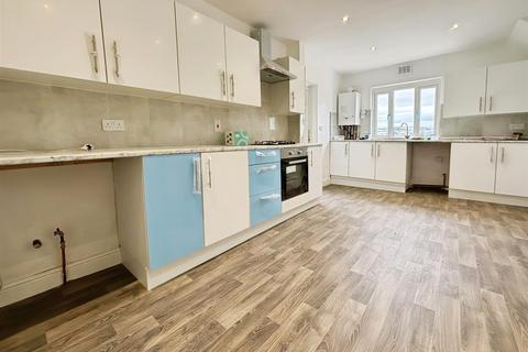 3 bedroom end of terrace house for sale, West Royd Drive, Shipley BD18