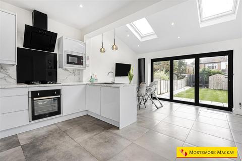31 Sandringham Close, Enfield, EN1 3JJ