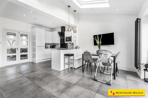 31 Sandringham Close, Enfield, EN1 3JJ
