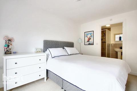 2 bedroom apartment for sale, Fairwater Drive, Shepperton