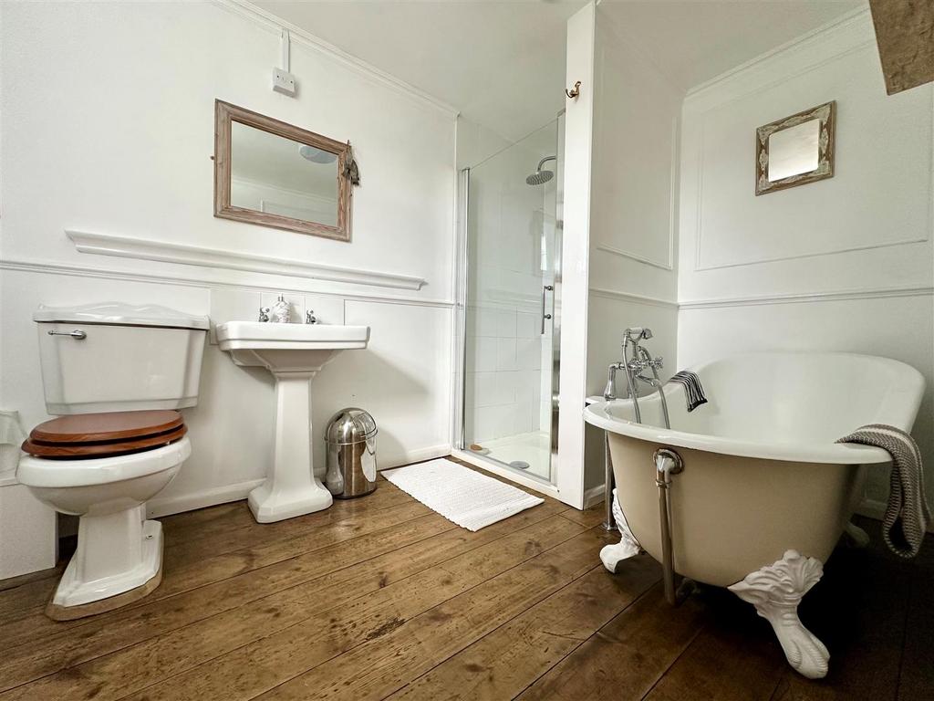 Bedroom One En-suite.jpg