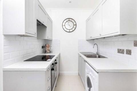 2 bedroom flat to rent, Carburton Street, London W1W