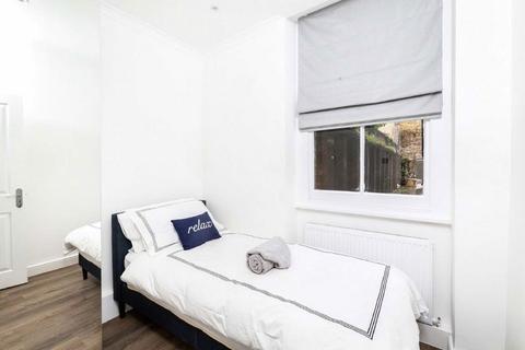 2 bedroom flat to rent, Carburton Street, London W1W