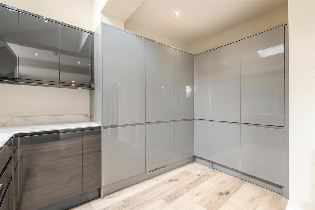 8657375-interior35.jpg