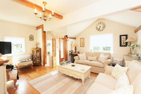 2 bedroom detached house to rent, Chase Lane, Chigwell IG7