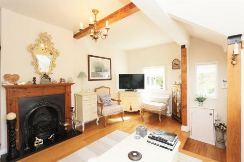 2 bedroom detached house to rent, Chase Lane, Chigwell IG7